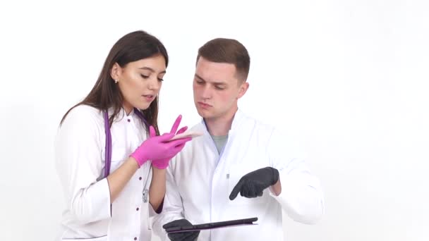 Studenten nutzen das Gerät, verbringen Zeit im Internet. Medizinstudenten lachen fröhlich und halten ein Tablet in der Hand — Stockvideo