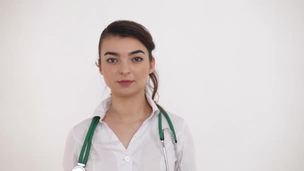 Um jovem médico coloca uma máscara médica, protegendo a propagação de Covid-19. Prevenir uma pandemia — Vídeo de Stock