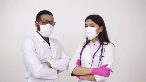 Los estudiantes internacionales se quitan sus máscaras médicas. Estudiantes exitosos de medicina moderna. Concepto de tratamiento y hospitales — Vídeos de Stock