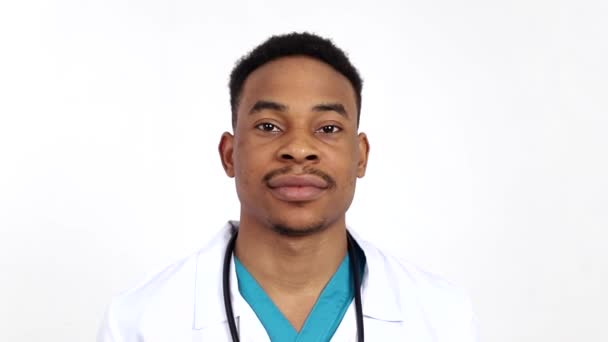 Un estudiante de medicina de países africanos con un fondo blanco. Joven médico africano — Vídeo de stock