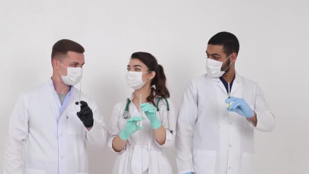 白を背景に様々な国からの医学生。注射器を手にした幸せな医療大学院生 — ストック動画