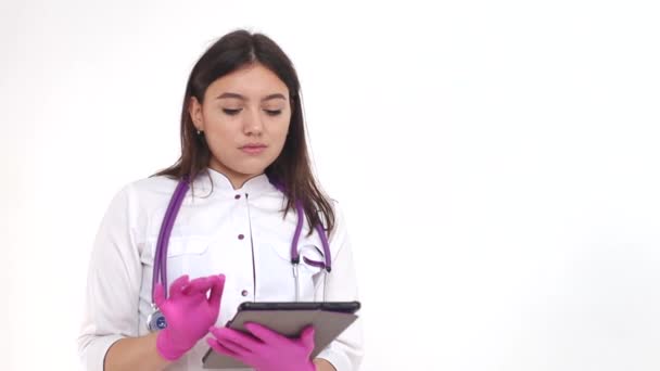 아름다운 간호사 가 병원에서 젊은 의사에게 알약을 사용 한다 — 비디오
