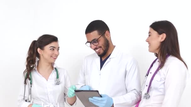 Jonge artsen uit Oost- en Europese landen wisselen hun ervaring op het gebied van geneeskunde uit. Student-arts — Stockvideo