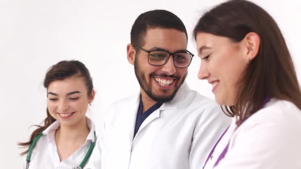 Drei junge Medizinstudenten nutzen ein Tablet. Studieren an der medizinischen Universität. — Stockvideo