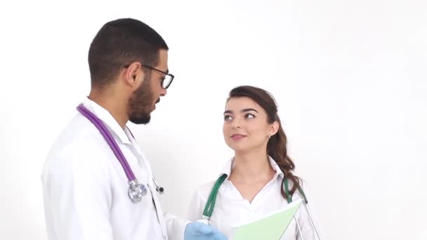 Junge Ärzte aus ost- und europäischen Ländern tauschen ihre Erfahrungen auf dem Gebiet der Medizin aus. Doktorandin — Stockvideo