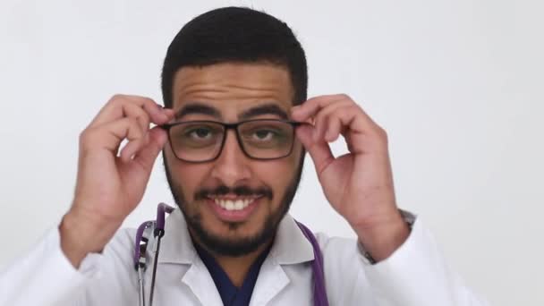 O médico é egípcio. Médico jovem com óculos em um fundo branco . — Vídeo de Stock