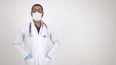 Tıbbi maskeli genç Mısırlı doktor. Aşıya karşı