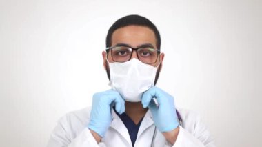 Tıbbi maskeli genç Mısırlı doktor. Aşıya karşı