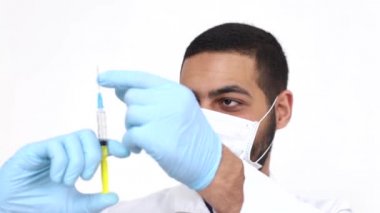 Tıbbi maskeli genç Mısırlı doktor..