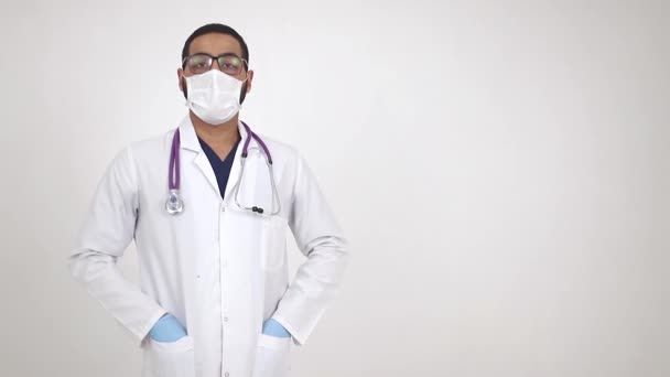 Молодой египетский врач в медицинской маске. Вакцинация против — стоковое видео