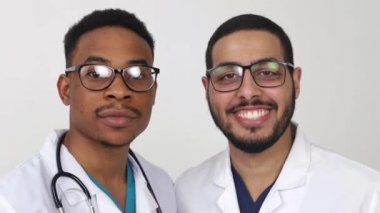 Gülümseyen iki Afrikalı Amerikalı doktor. İsrail tıbbı kavramı.