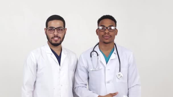 Zwei junge Ärzte gemischter Rasse — Stockvideo