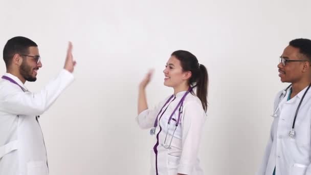 Fröhliche Medizinstudenten gemischter Rasse — Stockvideo