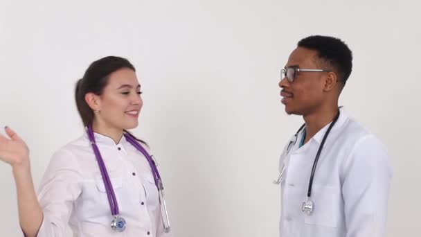 Estudantes de medicina multiétnica sorrindo no hospital — Vídeo de Stock