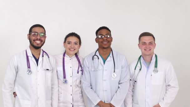 Tıp öğrencileri kameraya gülümsemekten mutlu olurlar. Siyah ve beyaz öğrencilerin arkadaşlığı — Stok video