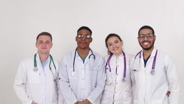 Médicos de raça mista. Estudantes de medicina felizes no hospital — Vídeo de Stock