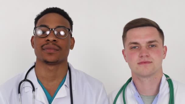 Здравоохранение и медицинская концепция - два молодых врача — стоковое видео