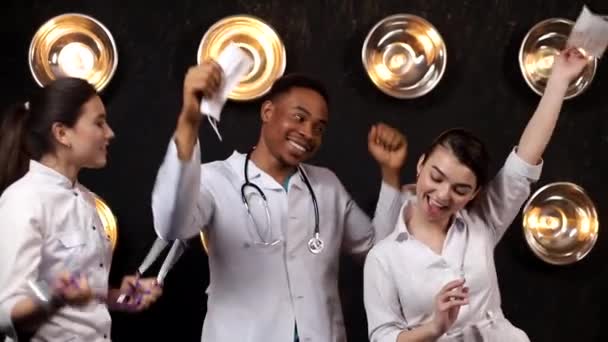 Graduación de la universidad. Estudiantes de medicina han aprobado exámenes y son fotografiados — Vídeo de stock