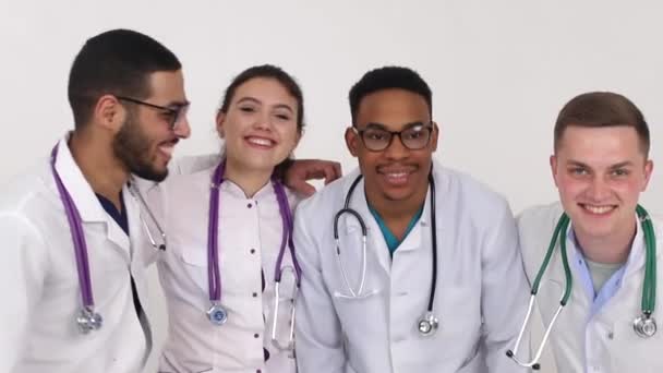 Un groupe d'étudiants en médecine souriant dans un hôpital, des médecins de race mixte — Video