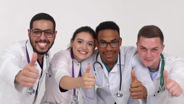 Koncept zdravotnictví a medicíny - mladá skupina studentů. Budoucí lékaři. — Stock video