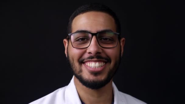 アフリカ系アメリカ人の歯医者の笑顔。顔を閉じて。歯医者の健康な歯 — ストック動画