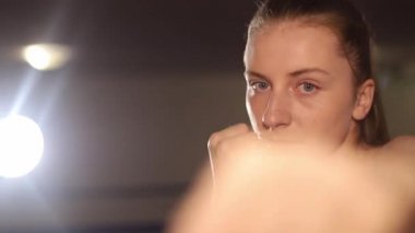 Kız boksör spor salonunda antrenman yapıyor. Kız dövüşçü