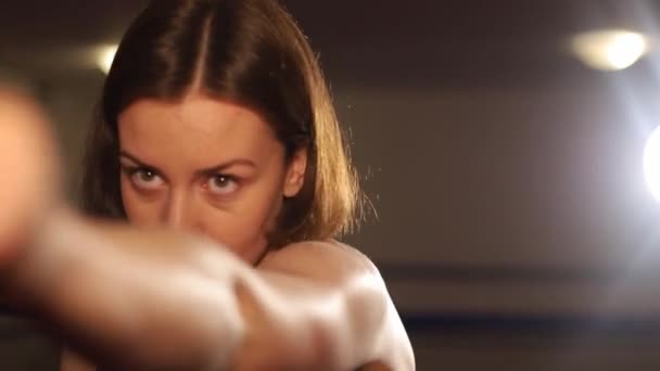 Ragazza boxer pratica pugni. Boxe professionale femminile — Video Stock