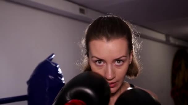 Vrouw vechter close-up - bokser raakt de videocamera. — Stockvideo