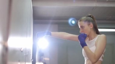 Kız boksör ellerini kameranın önüne atıyor..