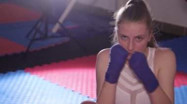 Kız boksör spor salonunda basını sallıyor. Kadın boksör