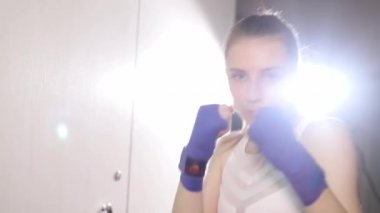 Kız boksör ellerini kameranın önüne atıyor..