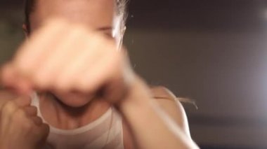 Boksör kız eğitimi. Güçlü bir kadın. Amatör boks.