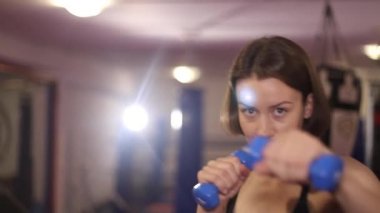 Kadın boksör trenleri spor salonunda. Amatör boks. Nefsi müdafaa