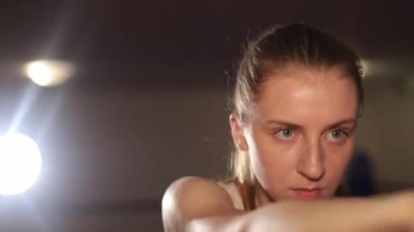 Kickboksçu kız spor salonunda antrenman yapıyor. Spor kızı. Amatör kickboks