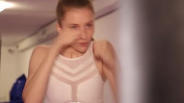 Kickboksçu kız spor salonunda antrenman yapıyor. Spor kızı. Amatör kickboks