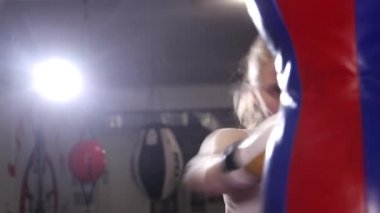 Kız boksör çuvalı geçer. Spor kızı. El kavramı. Kadın dövüş sanatları.