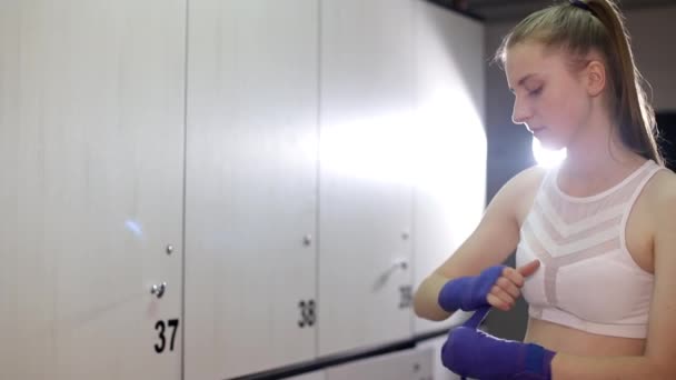 Boxeadora entrenando. Una mujer fuerte. Boxeo amateur — Vídeos de Stock