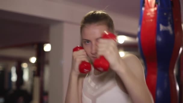 Kickboxer pige i gymnastiksalen. Sportspige. Kickboxing koncept. Kampsport for kvinder – Stock-video