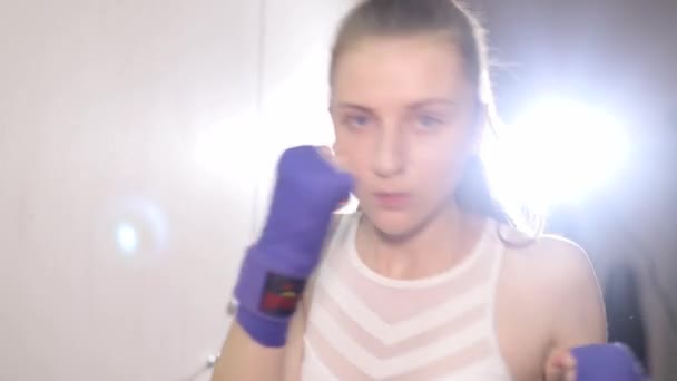 Allenamento per ragazze kickboxer in palestra. Ragazza sportiva. Kickboxing amatoriale — Video Stock