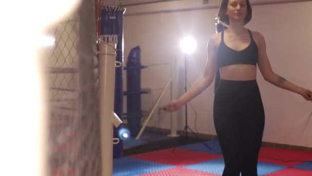 Mooie sport meisje doet springtouw, fitness workout, gezonde levensstijl — Stockvideo