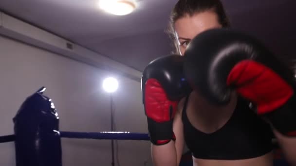 스파링입은 여성 권투 선수. 아마추어 복싱. 호신술 — 비디오