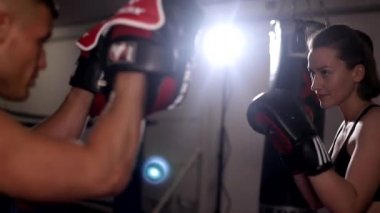 Antrenmandaki kadın boksör. Amatör boks. Nefsi müdafaa