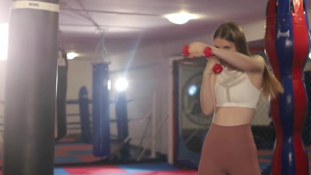 Kickboxer pige i gymnastiksalen. Sportspige. Kickboxing koncept. Kampsport for kvinder – Stock-video