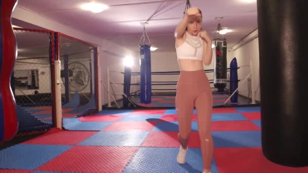 Kickboxer pige træning i gymnastiksalen. Sportspige. Amatør kickboxing – Stock-video