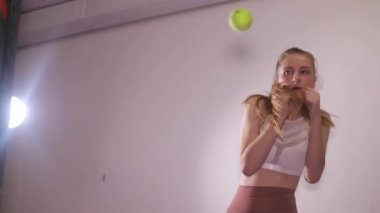 Agresif kız boks yumrukları eğitiyor. Kadınların kendini savunma becerileri.