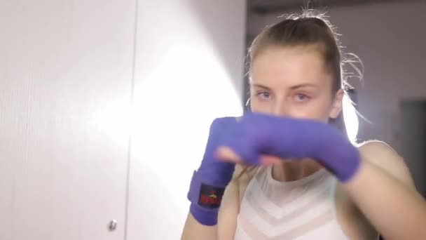 Ragazza aggressiva addestra pugni da boxe. Abilità di autodifesa delle donne — Video Stock