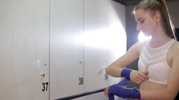 Menina agressiva treina socos de boxe. Habilidades de autodefesa das mulheres — Vídeo de Stock