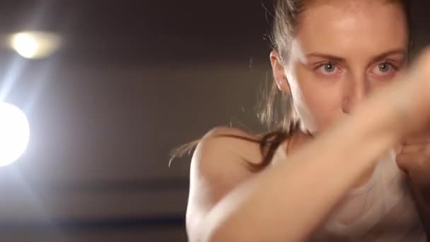 Ragazza aggressiva addestra pugni da boxe. Abilità di autodifesa delle donne — Video Stock