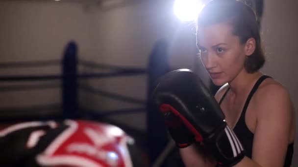Kvindelig bokser i sparring. Amatør boksning. Selvforsvar – Stock-video
