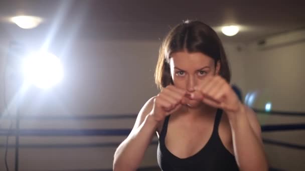 운동 선수인 여성은 체육관에서 훈련하는 동안 펀치를 연습 한다. 여성의 무술 — 비디오